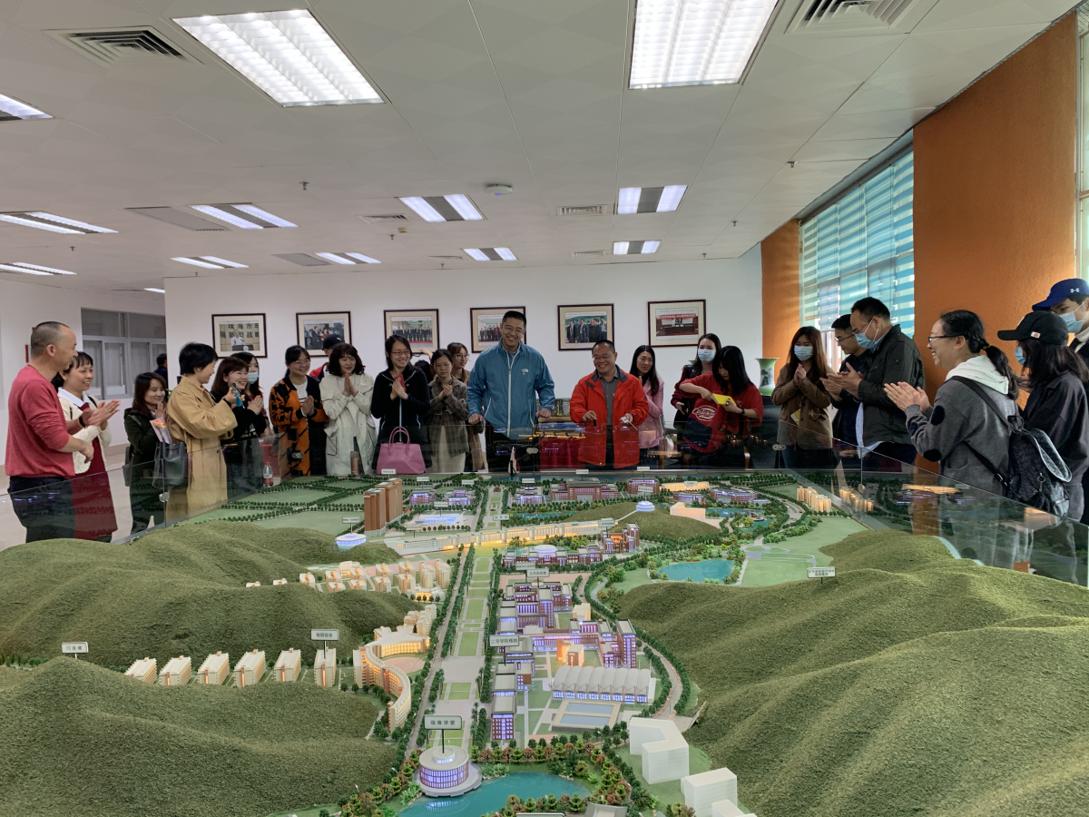 许景明副主任为学院师生介绍珠海校区布局