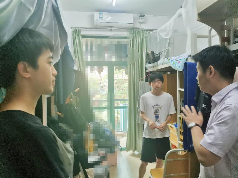 陶建杰副经理走访了明德园的本科生、研究生宿舍1