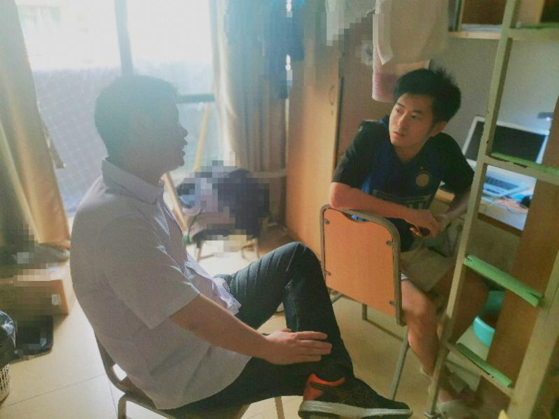 陶建杰副经理走访了明德园的本科生、研究生宿舍2